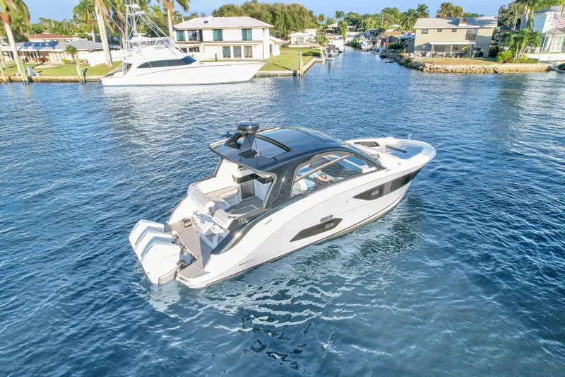 Slide: The Image of Sea Ray 370 Sundancer 2023 - 80