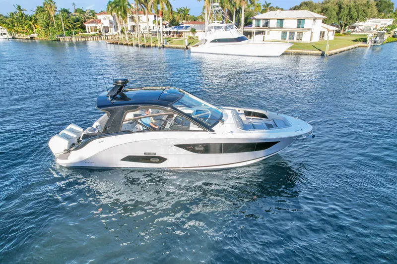 Slide: The Image of Sea Ray 370 Sundancer 2023 - 81