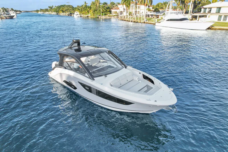 Slide: The Image of Sea Ray 370 Sundancer 2023 - 82