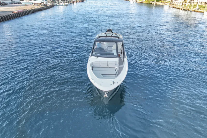 Slide: The Image of Sea Ray 370 Sundancer 2023 - 83