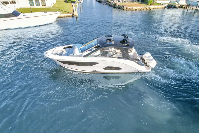 Slide: The Image of Sea Ray 370 Sundancer 2023 - 84