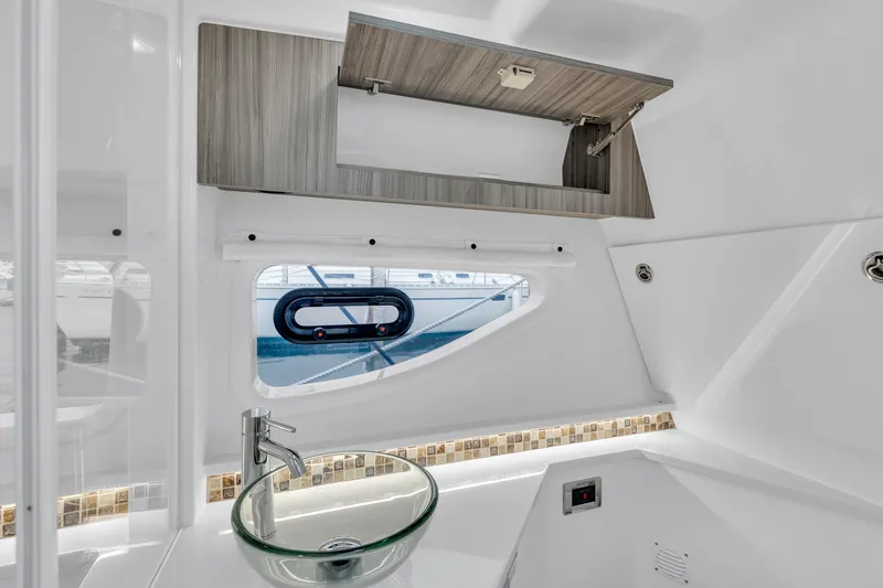 Slide: The Image of Sea Ray 370 Sundancer 2023 - 9