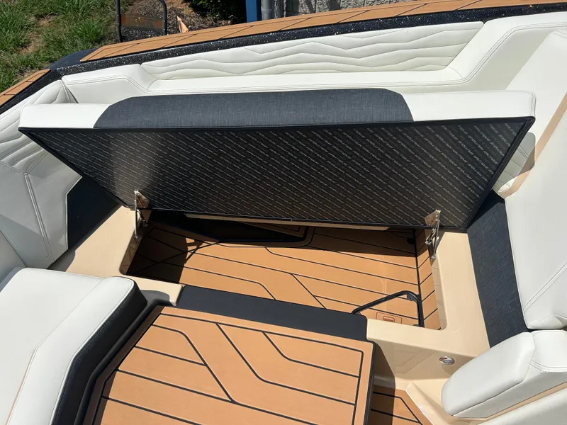 Slide: The Image of Nautique G25 2025 - 28