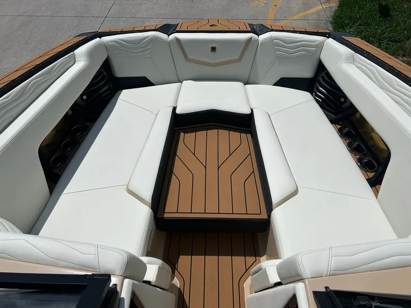 Slide: The Image of Nautique G25 2025 - 26