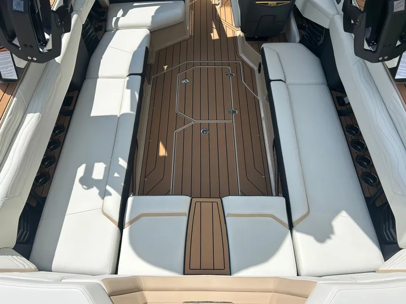 Slide: The Image of Nautique G25 2025 - 10