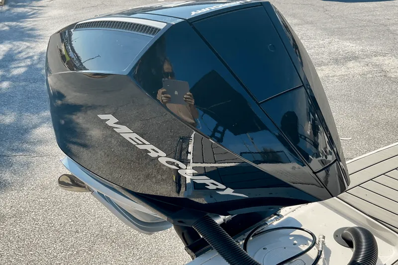 Slide: The Image of Sea Ray SDX 250 Outboard 2025 - 17