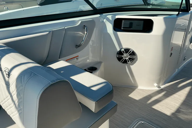 Slide: The Image of Sea Ray SDX 250 Outboard 2025 - 7