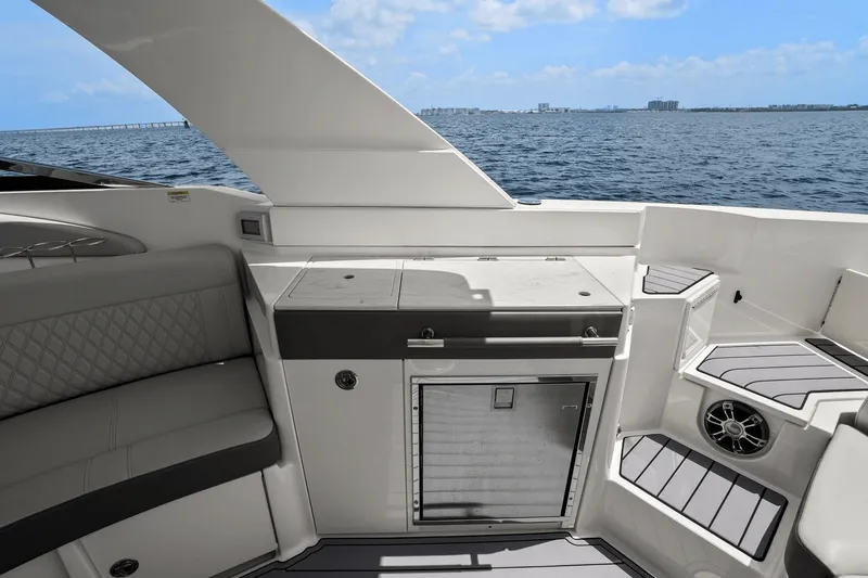 Slide: The Image of Sea Ray 350 SLX OUTBOARD 2023 - 39