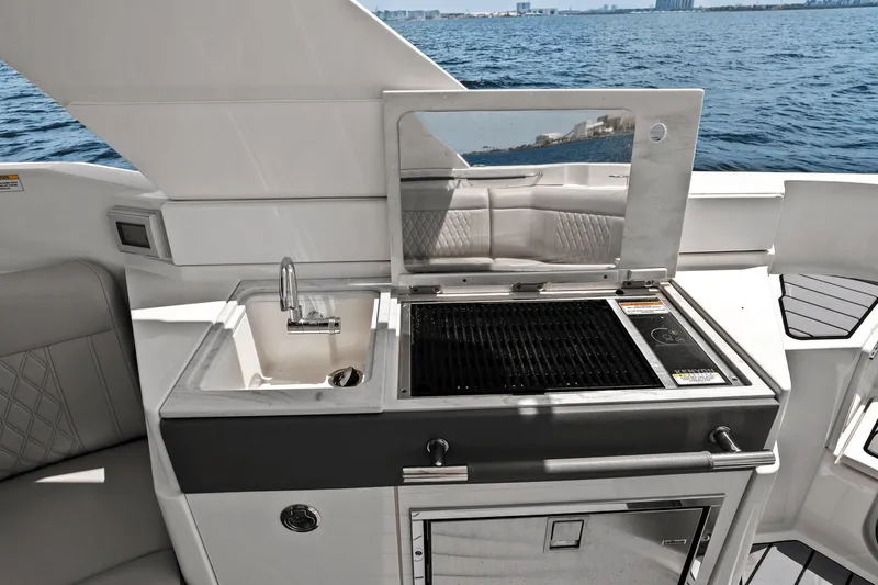 Slide: The Image of Sea Ray 350 SLX OUTBOARD 2023 - 40