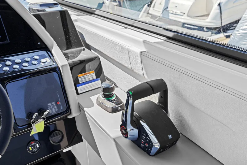 Slide: The Image of Cruisers 34 GLS Outboard 2026 - 28