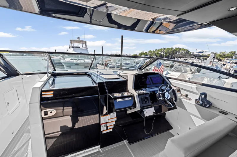 Slide: The Image of Cruisers 34 GLS Outboard 2026 - 32