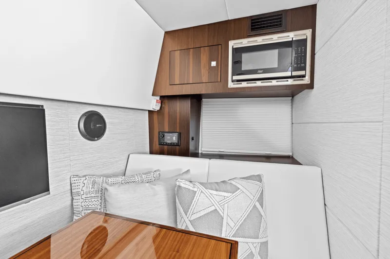 Slide: The Image of Cruisers 34 GLS Outboard 2026 - 39