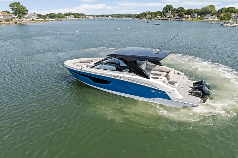 Slide: The Image of Cruisers 34 GLS Outboard 2026 - 76