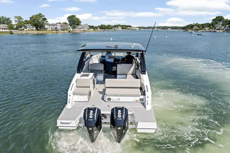 Slide: The Image of Cruisers 34 GLS Outboard 2026 - 78