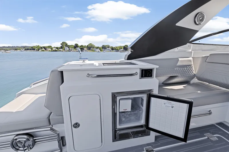 Slide: The Image of Cruisers 34 GLS Outboard 2026 - 9