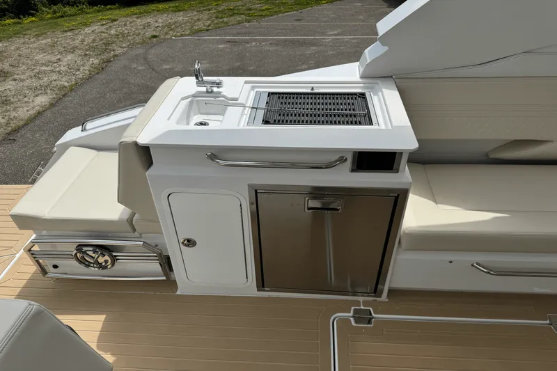 Slide: The Image of Cruisers Yachts 34 GLS 2026 - 12
