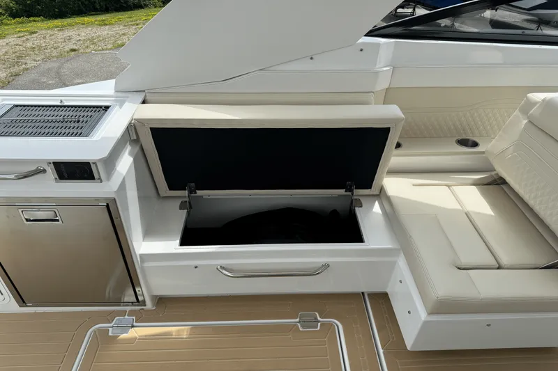 Slide: The Image of Cruisers Yachts 34 GLS 2026 - 19