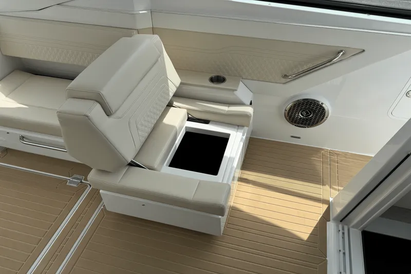 Slide: The Image of Cruisers Yachts 34 GLS 2026 - 29