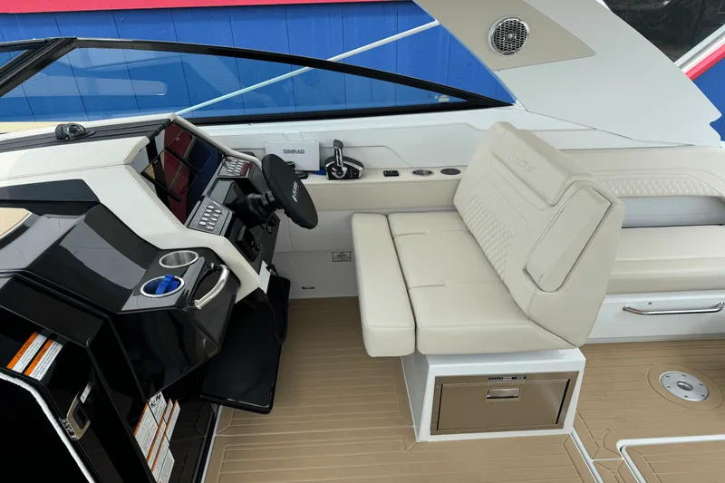 Slide: The Image of Cruisers Yachts 34 GLS 2026 - 32