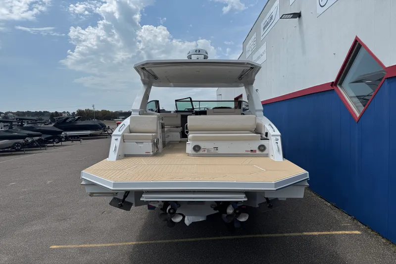 Slide: The Image of Cruisers Yachts 34 GLS 2026 - 4