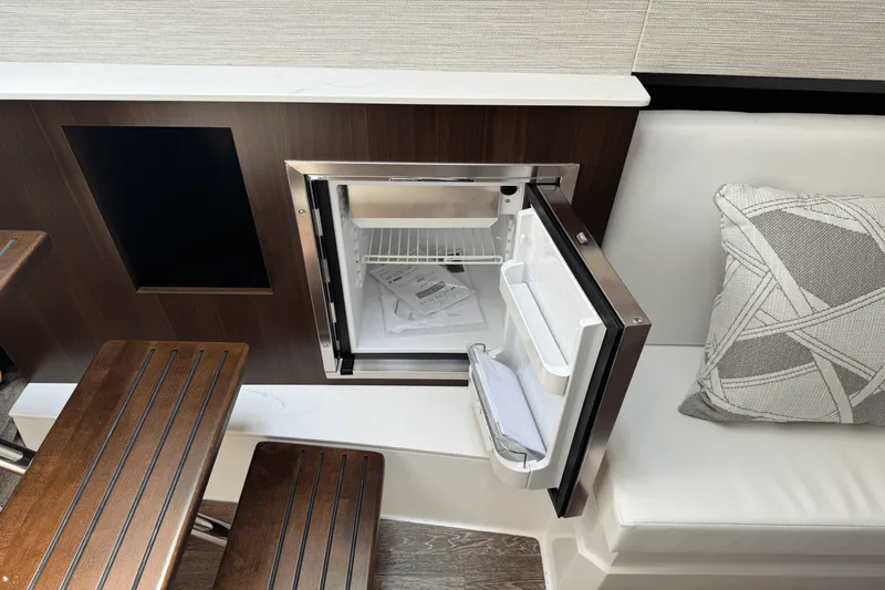 Slide: The Image of Cruisers Yachts 34 GLS 2026 - 45