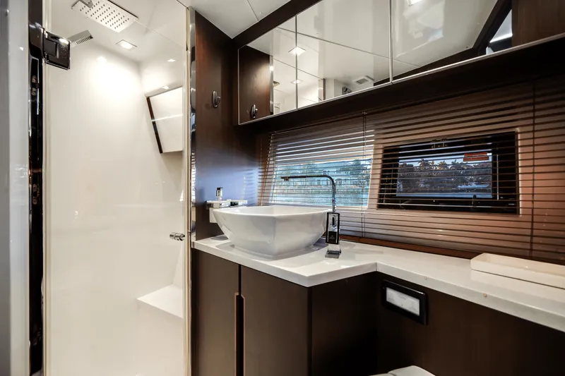 Slide: The Image of Galeon 560 SKY 2018 - 13