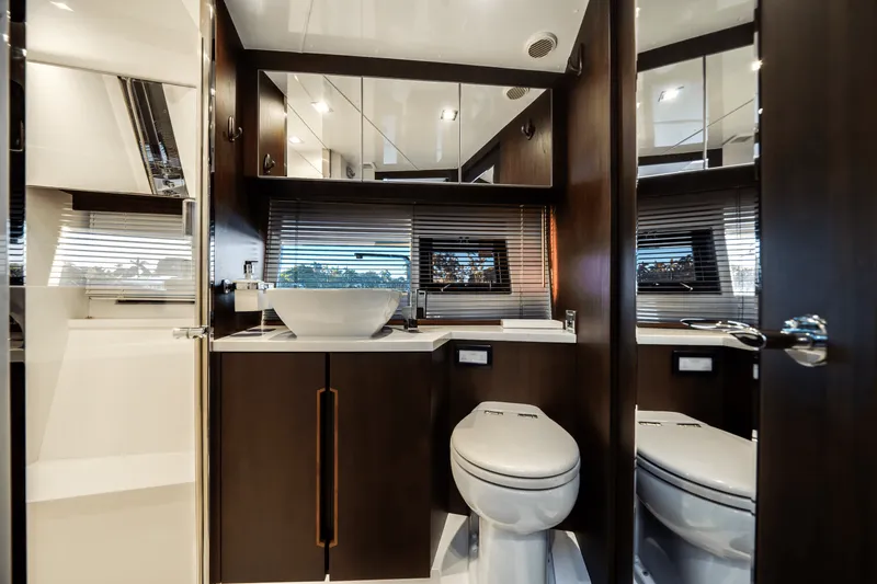 Slide: The Image of Galeon 560 SKY 2018 - 15