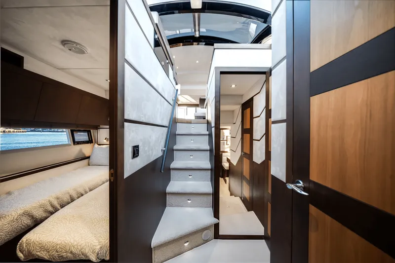 Slide: The Image of Galeon 560 SKY 2018 - 16