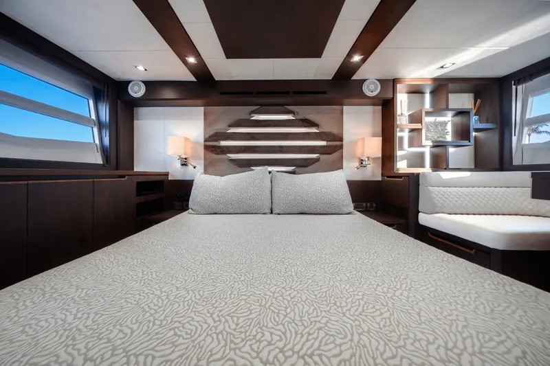 Slide: The Image of Galeon 560 SKY 2018 - 17