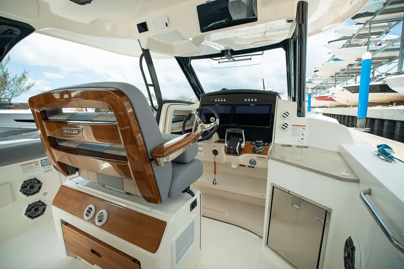 Slide: The Image of Boston Whaler 350 Realm 2025 - 12