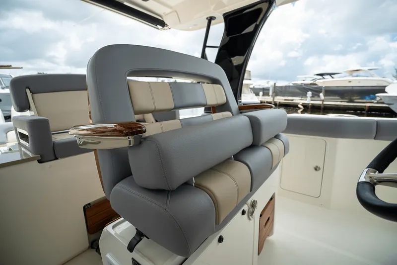 Slide: The Image of Boston Whaler 350 Realm 2025 - 15