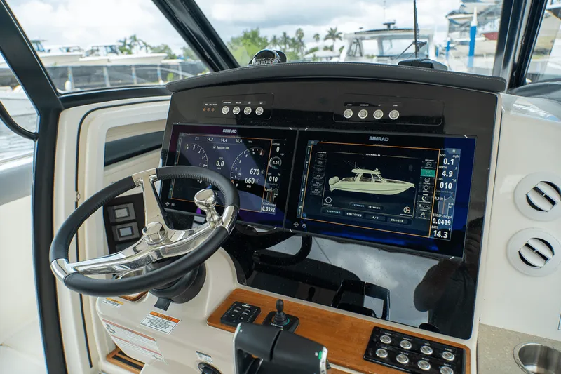 Slide: The Image of Boston Whaler 350 Realm 2025 - 16