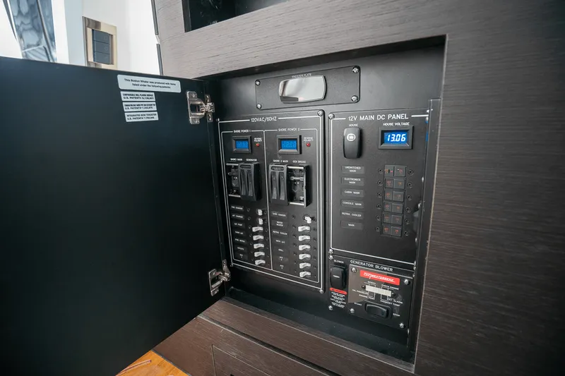 Slide: The Image of Boston Whaler 350 Realm 2025 - 26