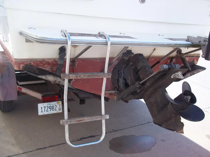 Slide: The Image of 1984 Sea Ray SRV 260 Sundancer boat stern with ladder and propeller. - 25