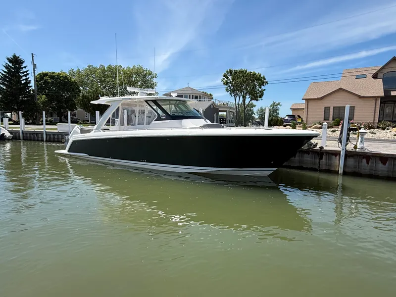 The Image of Tiara 38 LS 2025 - 0