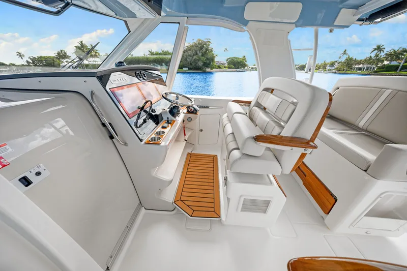 Slide: The Image of Boston Whaler 380 Realm 2026 - 24