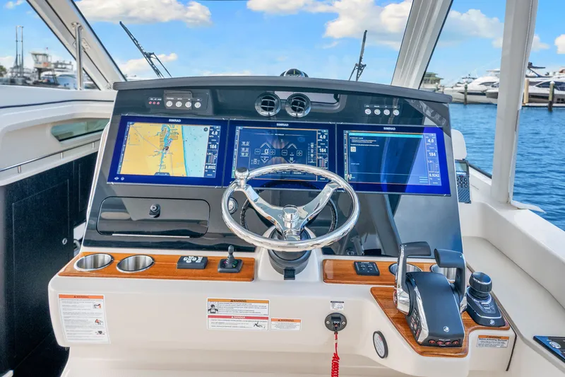 Slide: The Image of Boston Whaler 380 Realm 2026 - 39