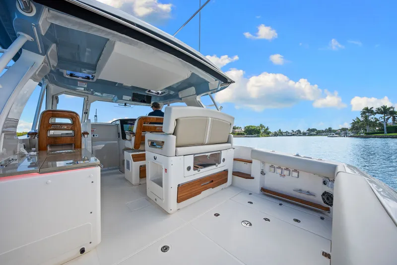 Slide: The Image of Boston Whaler 380 Realm 2026 - 42