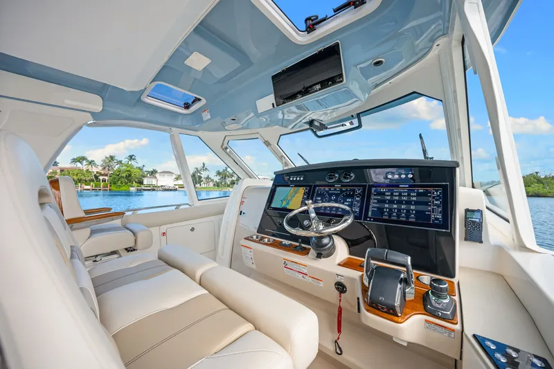 Slide: The Image of Boston Whaler 380 Realm 2026 - 40