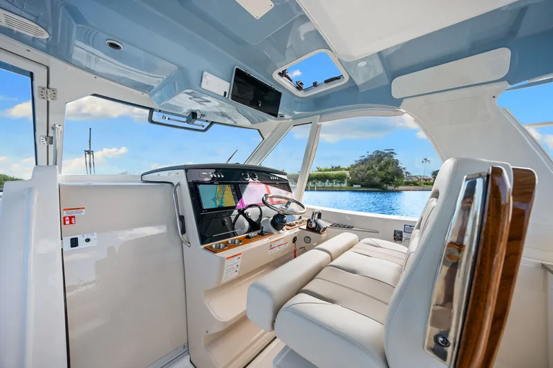 Slide: The Image of Boston Whaler 380 Realm 2026 - 34