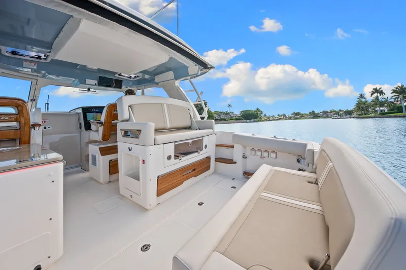 Slide: The Image of Boston Whaler 380 Realm 2026 - 41