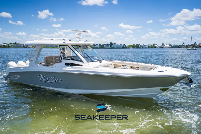 The Image of Boston Whaler 350 REALM 2022 - 0