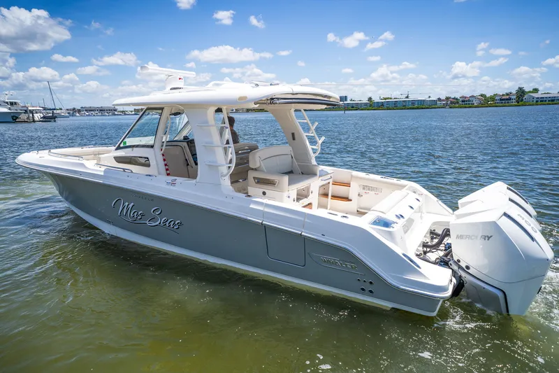 Slide: The Image of Boston Whaler 350 REALM 2022 - 10
