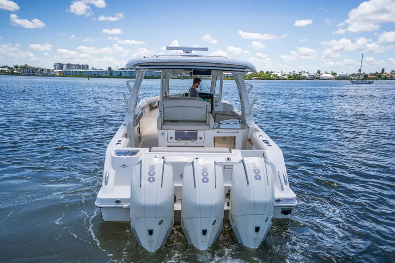 Slide: The Image of Boston Whaler 350 REALM 2022 - 11