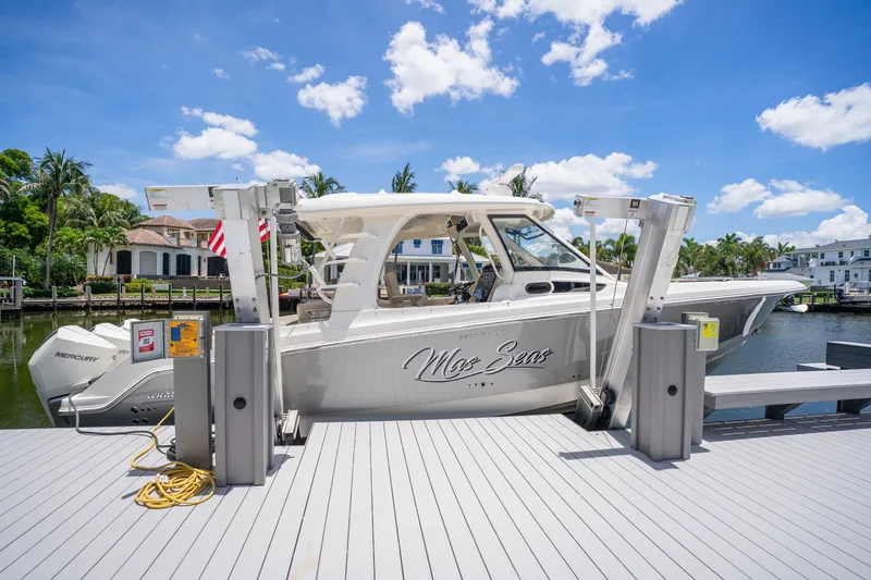Slide: The Image of Boston Whaler 350 REALM 2022 - 12