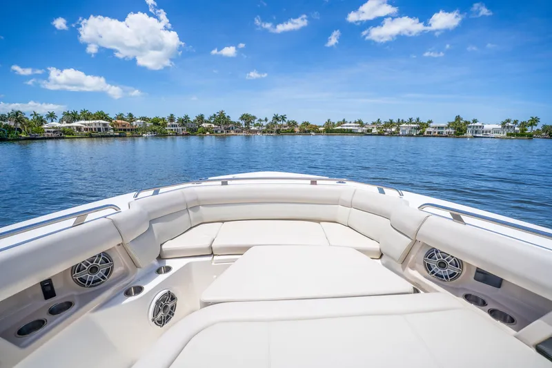 Slide: The Image of Boston Whaler 350 REALM 2022 - 14