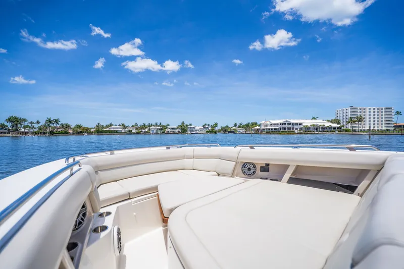 Slide: The Image of Boston Whaler 350 REALM 2022 - 15