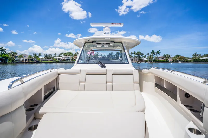 Slide: The Image of Boston Whaler 350 REALM 2022 - 18
