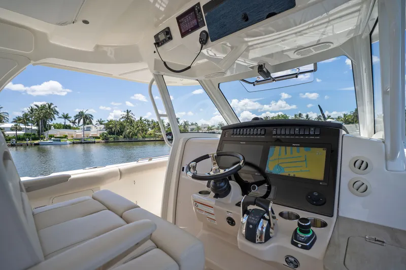 Slide: The Image of Boston Whaler 350 REALM 2022 - 19