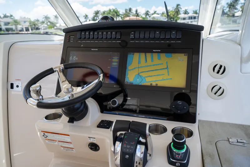 Slide: The Image of Boston Whaler 350 REALM 2022 - 21